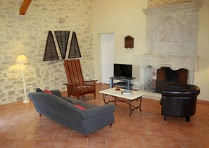 Tv, eldstad och dvd-spelare