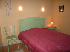 3 bedrooms, iron/ironing board, travel crib