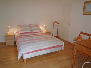 2 bedrooms, iron/ironing board, travel cot