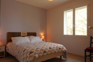 3 habitaciones, tabla de planchar con plancha, cuna de viaje y internet 