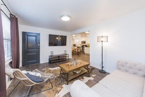 1 bedroom - Stylish 1BD Near Music Row With Parking (Nashville)