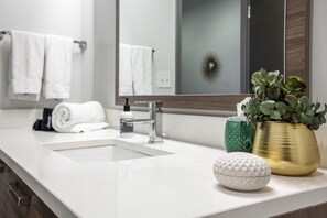 2 bedrooms, desk, laptop workspace