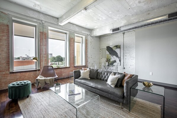 2 bedrooms, desk, laptop workspace