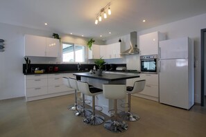 Kühlschrank, Ofen, Herdplatte, Geschirrspüler