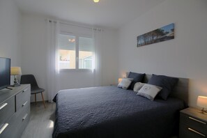4 habitaciones, tabla de planchar con plancha, cuna de viaje y internet 