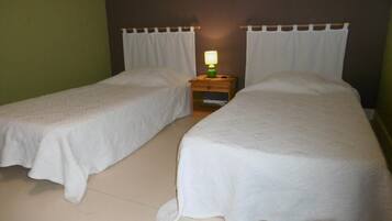 3 dormitoris, planxa i posts de planxar i un bressol de viatge