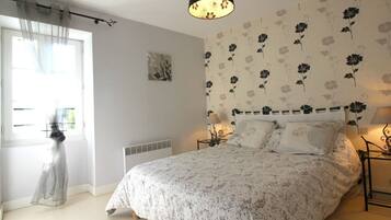 3 bedrooms, iron/ironing board, travel cot, Internet