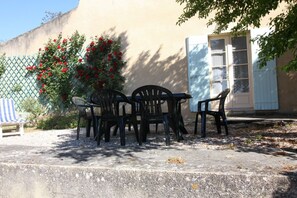 تناول الطعام بالخارج