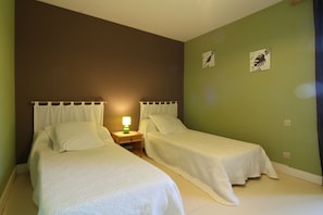 3 bedrooms, iron/ironing board, travel cot