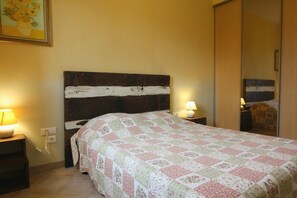 3 bedrooms, iron/ironing board, travel cot, Internet