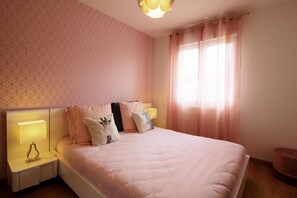 3 bedrooms, iron/ironing board, travel crib, internet