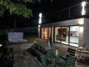 屋外ダイニングエリア