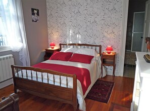 4 bedrooms, iron/ironing board, travel cot, Internet