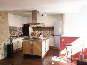 Een koelkast, een oven, een kookplaat, een vaatwasser