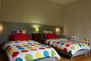 3 bedrooms, iron/ironing board, travel crib, internet