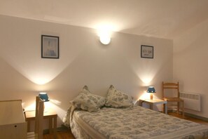 2 chambres, fer et planche à repasser, lit parapluie, accès Internet