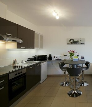 Fridge, oven, stovetop, dishwasher