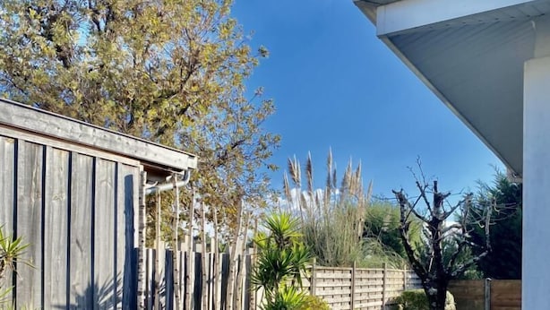 Eine Terrasse mit Korbmöbeln und einer Holzterrasse.