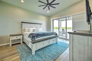4 bedrooms, WiFi, bed sheets - Homosassa Riverfront Home - Prime Location. (Homosassa)