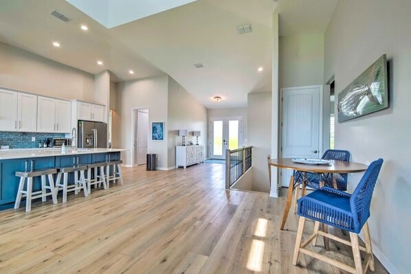 Dining - Homosassa Riverfront Home - Prime Location. (Homosassa)