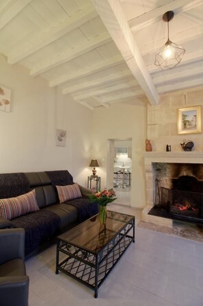Una televisión, una chimenea