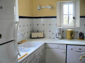 Frigorífico, horno, placa de cocina y lavavajillas