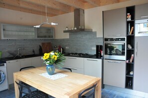 Fridge, oven, stovetop, dishwasher - Gîte de Mathalin - Saint-selve (SAINT-SELVE)