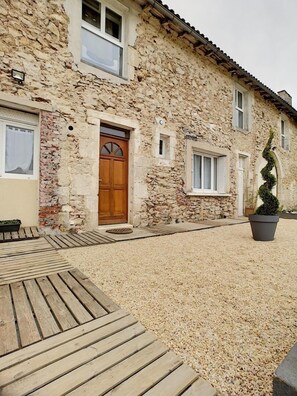 Exterior detail - Le Cachot de Saint Cricq (CERONS)