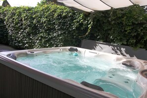 Outdoor spa tub - Le Cachot de Saint Cricq (CERONS)