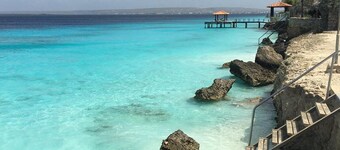 Beach Bungalow Casita 1bd Suite 1 min walk to Bachelors, shared pool, dive setup