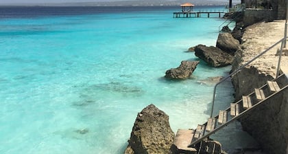 Beach Bungalow Casita 1bd Suite 1 min walk to Bachelors, shared pool, dive setup