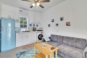 Interior - Beach Bungalow Casita 1bd Suite 1 min walk to Bachelors, shared pool, dive setup (Kralendijk)