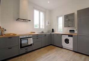 Fridge, oven, stovetop, dishwasher