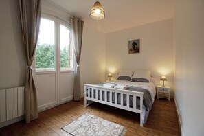 2 bedrooms, iron/ironing board, travel crib, bed sheets