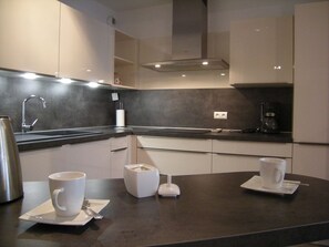 Kühlschrank, Ofen, Herdplatte, Geschirrspüler