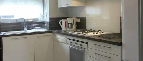 Frigorífico, horno, placa de cocina y lavavajillas