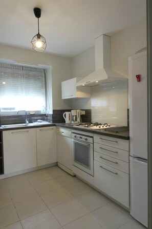 Kühlschrank, Ofen, Herdplatte, Geschirrspüler