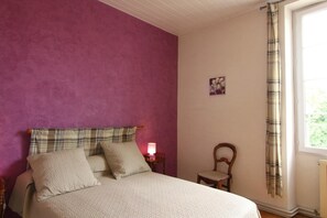 4 habitaciones, tabla de planchar con plancha, cuna de viaje y internet 