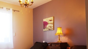 2 soverom, strykejern/-brett, reiseseng for barn og internettilgang
