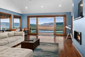 Smart-TV, Kamin, Stereoanlage