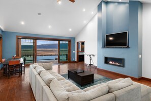 Smart TV, chimenea y estéreo 