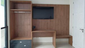 A room with a wooden wardrobe, a bench, and a flat-screen TV mounted on the wall. - Study area Artz Pedregal, Hospital Ángeles, IPPC (Ciudad de México)