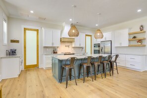 Réfrigérateur, micro-ondes, plaque de cuisson, lave-vaisselle