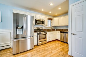 Fridge, microwave, stovetop, dishwasher - New Jersey Abode - Near Theme Parks, Walk to Beach (Keansburg)