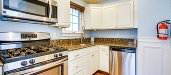 New Jersey Abode - Near Theme Parks, Walk to Beach