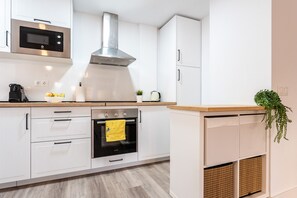 Een koelkast, een magnetron, een oven, een koffiezetapparaat/waterkoker