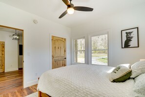 1 bedroom, desk, WiFi, bed sheets