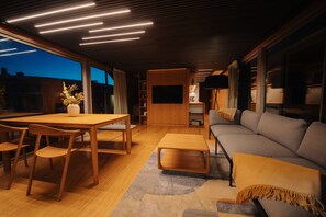 Exclusive Apartment, 1 Bedroom, Non Smoking, Overwater | 1 bedroom, free WiFi, bed sheets - Spreeapartment JULIA (Berlin)