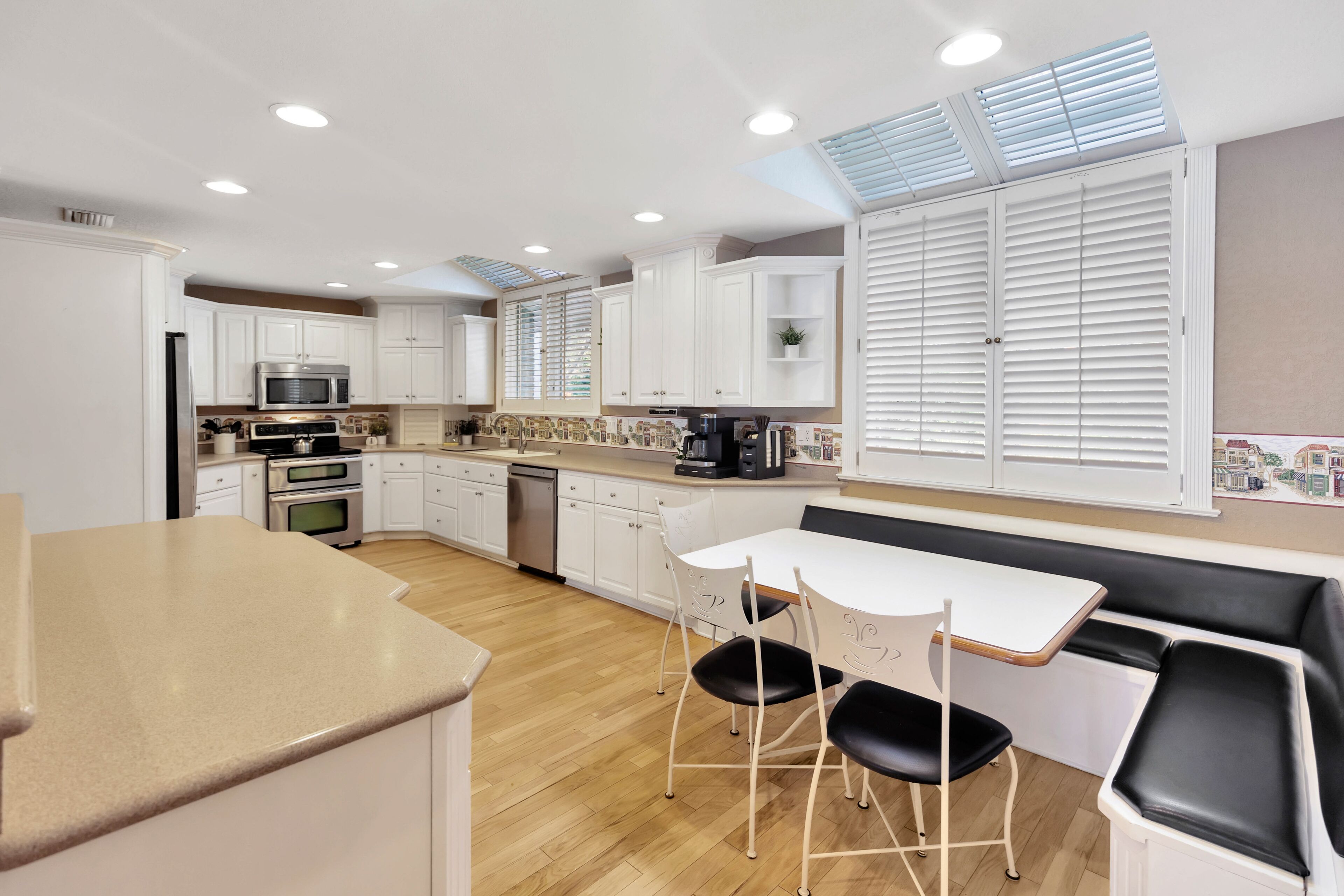 Luxury lakehouse with private pool, hot tub, pool table, office & jetted tub