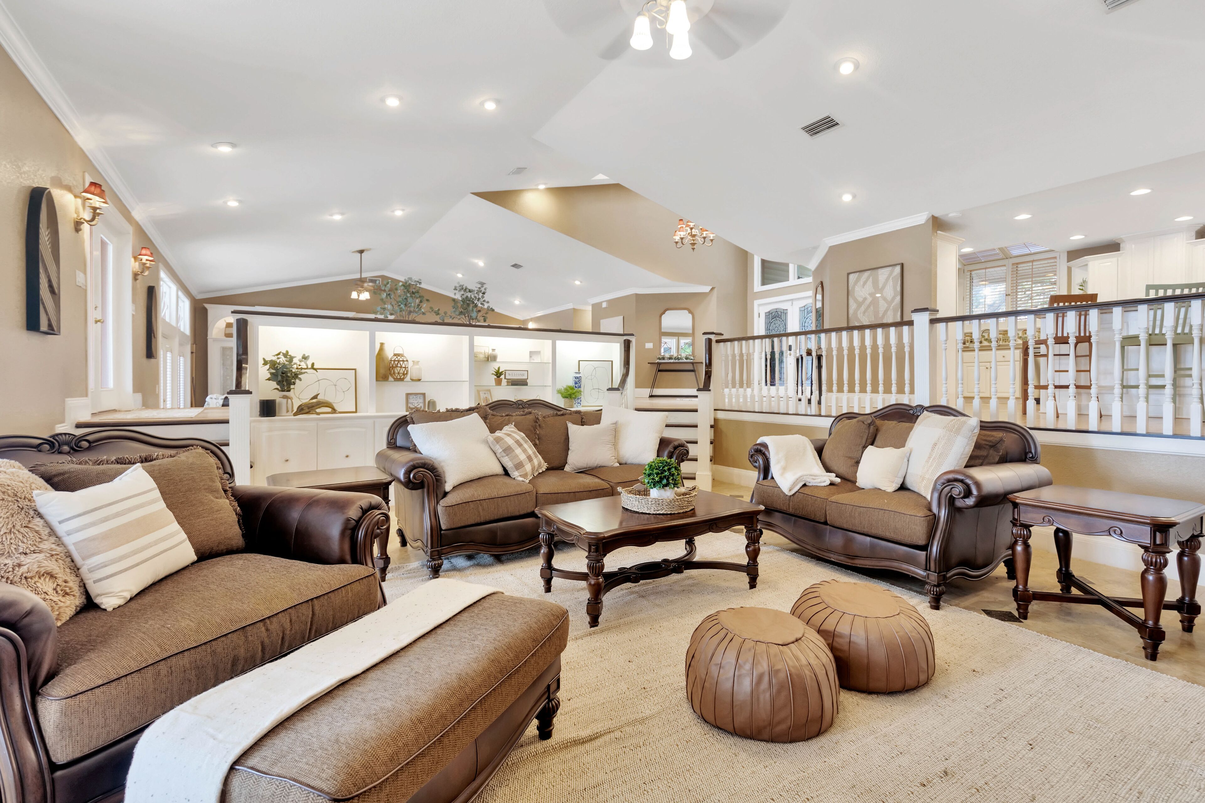 Luxury lakehouse with private pool, hot tub, pool table, office & jetted tub